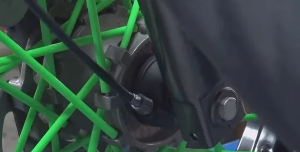 cambia el cable del velocímetro de tu moto de 50cc